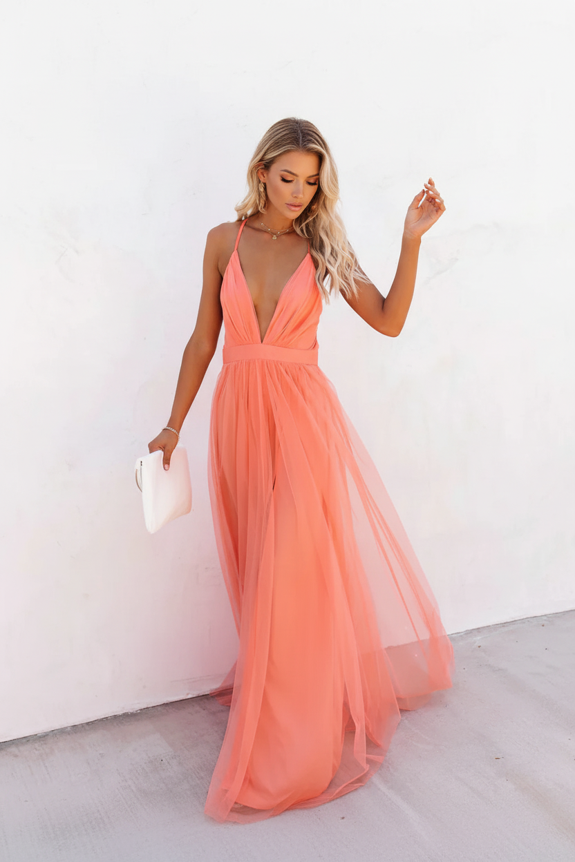 Modelo com vestido coral sem texto