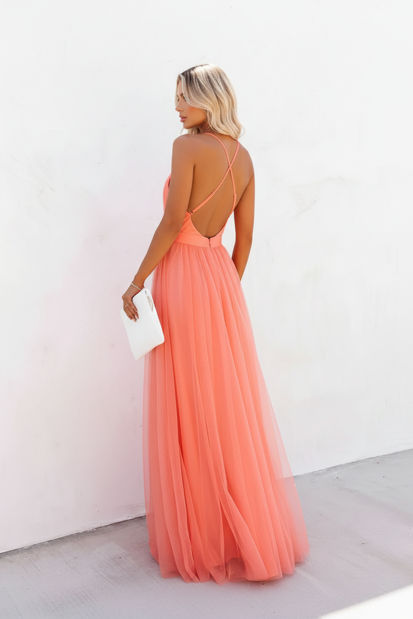 Modelo de costas - vestido coral